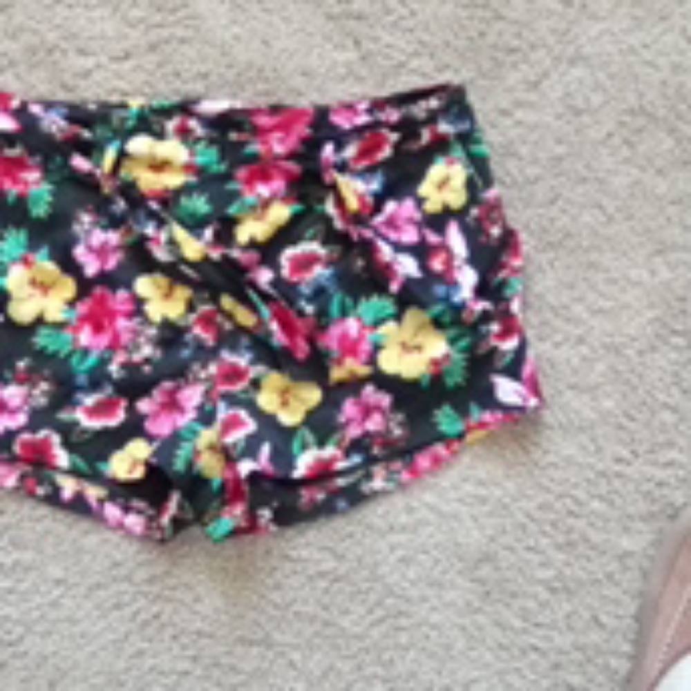 Shorts - Picture 3 of 4